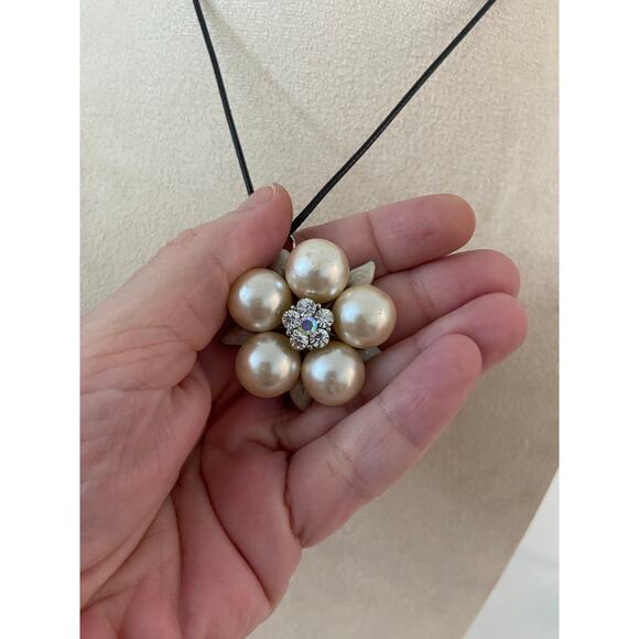 Vintage pearl flower necklace - Picture 2 of 5